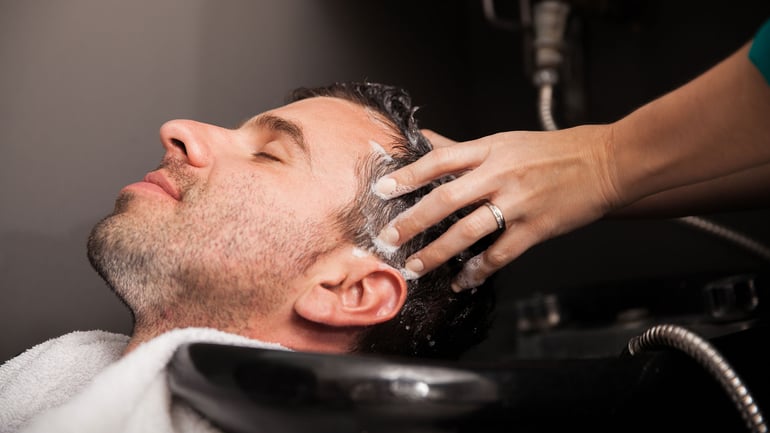 Стрижка мытье головы. Мытье головы мужчине. Мытье головы в салоне. Мытье волос в салоне. Массаж головы мужчине.